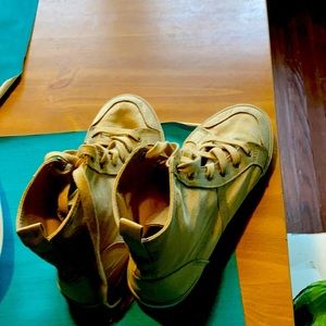 I  am selling light tan shoes